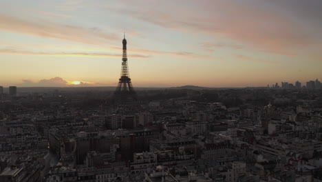 Vorwärts-Fliegen-über-Stadtentwicklung-In-Metropole.-Romantische-Eiffelturmsilhouette-Gegen-Farbenfrohen-Himmel-In-Der-Dämmerung.-Paris,-Frankreich