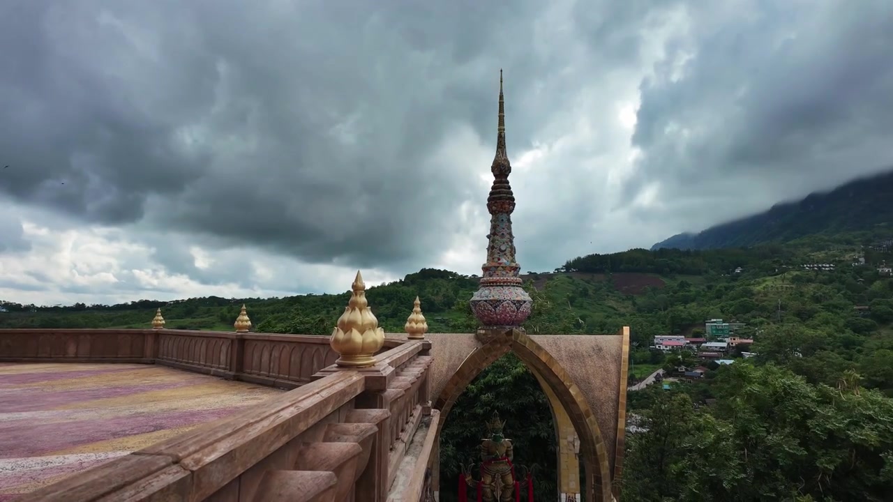 Spektakulær naturskjønn timelapse som fanger et tykt hav av tåke og morgendis som strømmer raskt over frodige grønne fjellrygger i Phetchabun, Thailand. Viser et majestetisk tropisk landskap