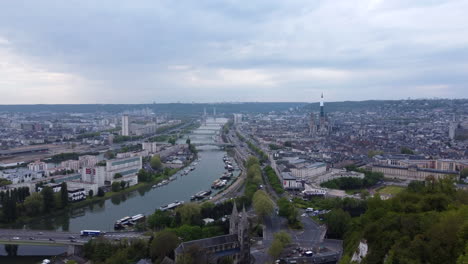 rouen, francia, paisaje aéreo de la ciudad y el río sena en un día nublado