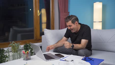 trabajador de oficina en casa hombre esperando emocionado y alegre.