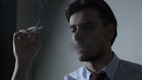 Trauriger-Mensch-Raucht-Zigarette