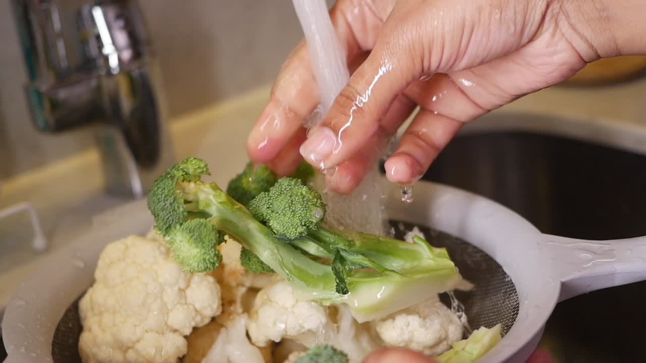 Washing broccoli and cauliflower