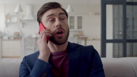 hombre de negocios que obtiene una nueva idea a través de una llamada telefónica en la oficina de casa
