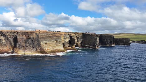 Toma-De-Drones-De-La-Pintoresca-Costa-De-Escocia,-Reino-Unido,-En-Un-Día-Soleado-De-Verano.