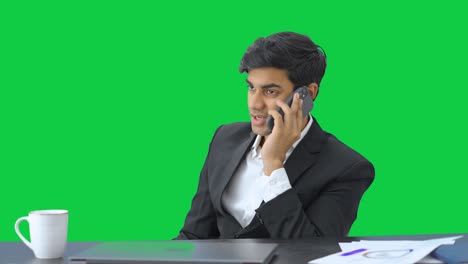 Indischer-Manager-Spricht-Mit-Mitarbeiter-Auf-Dem-Grünen-Bildschirm-Des-Telefons