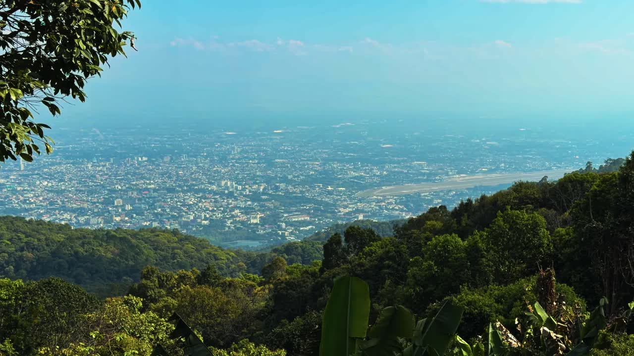 Vista panoramica sulla città di Chiang Mai dalla cima delle montagne Doi Suthep, vicino al villaggio di Khun Chang Kian, Thailandia. Ripresa panoramica.