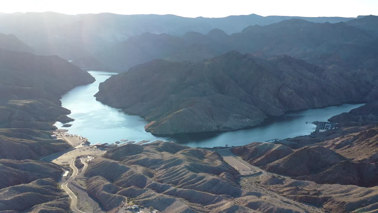 애리조나 강 일부를 향해 비행하는 드론