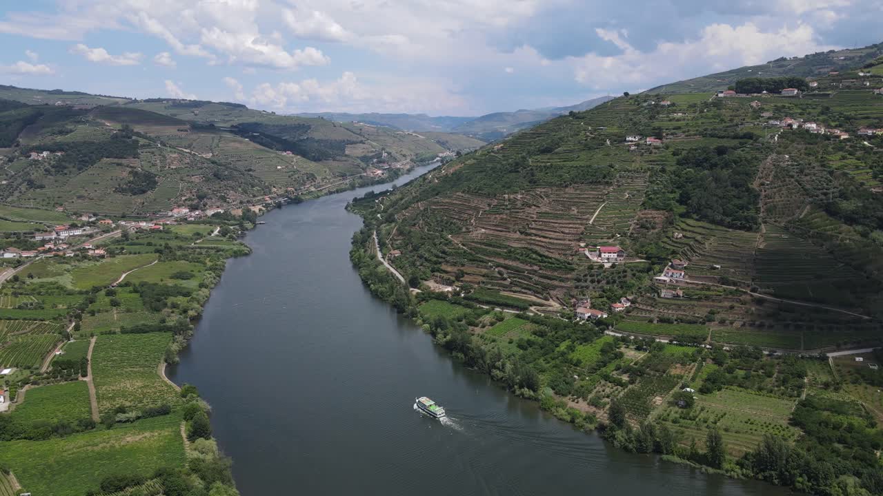 Vista aerea della Valle del Douro con un fiume e vigneti