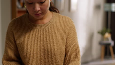 부에서 건강한 신선한 채소를 채식주의자 또는 채식주의자의 식사로 준비하는 여성의 클로즈업, 보드 1에 은 고추를 잘라내는