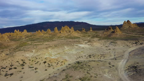 antena de los pináculos de trona en california, un lugar que a menudo se usa para películas y comerciales