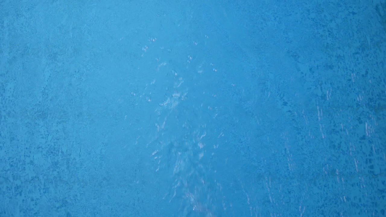 el agua que se arremolina en la superficie de una piscina