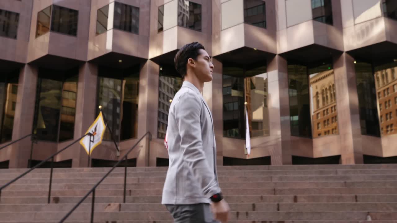 un joven profesional en movimiento.