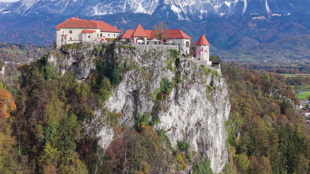 Vista mozzafiato del castello di Bled con vista sulla valle e montagne innevate sullo sfondo