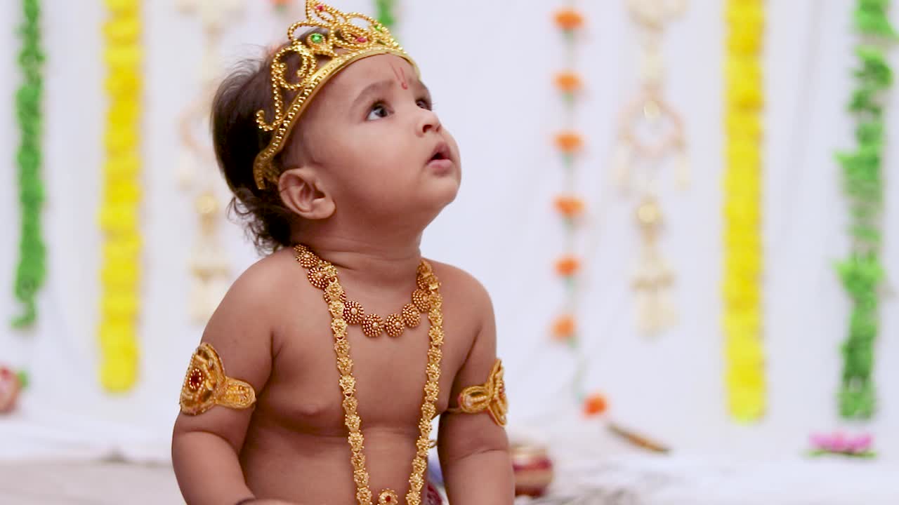 インドで祝われるジャンマシュタミの際にヒンドゥー教の神クリシュナの服を着た可愛い幼児