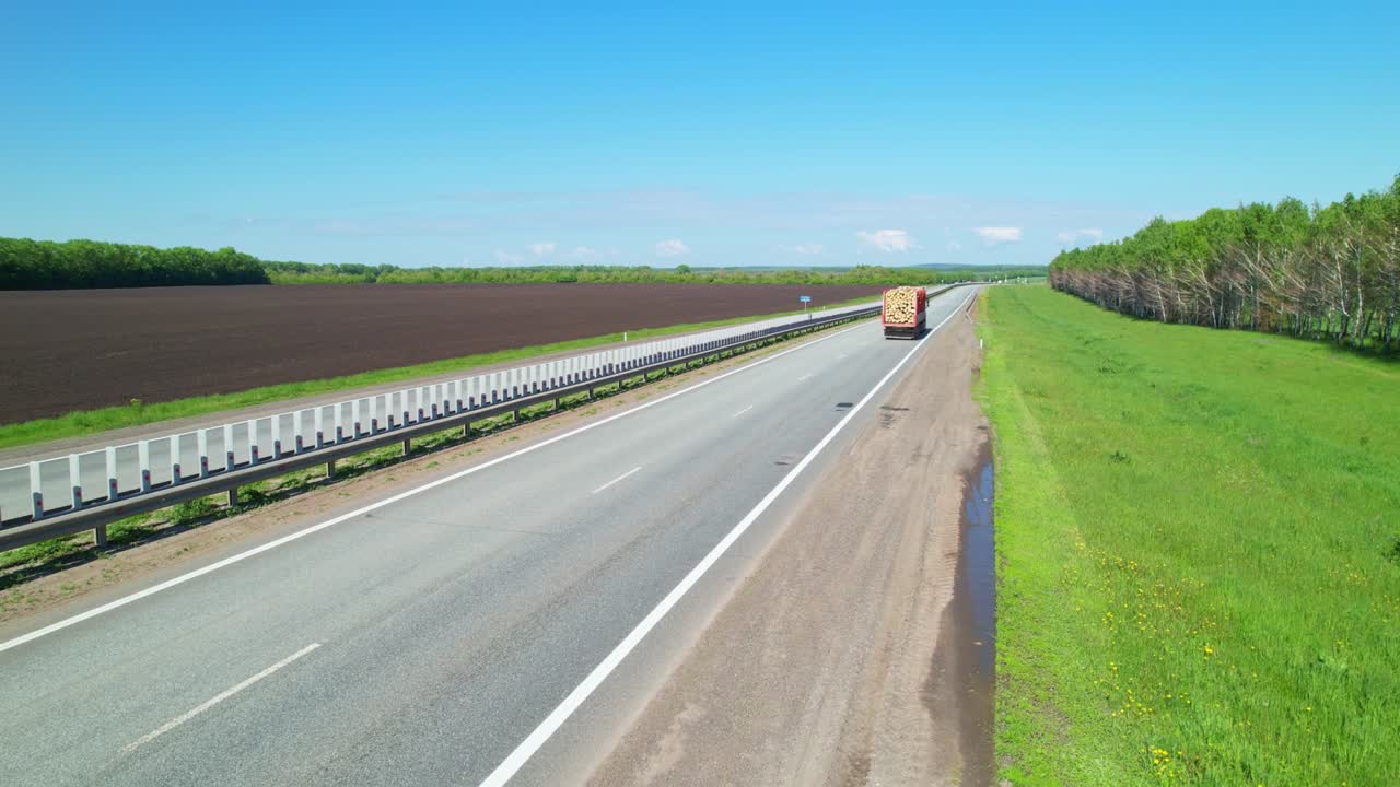 목재를 고 있는 트럭