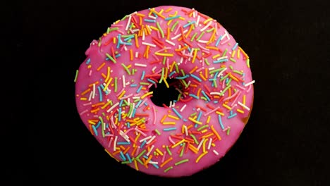 el donut glazado de primer plano.