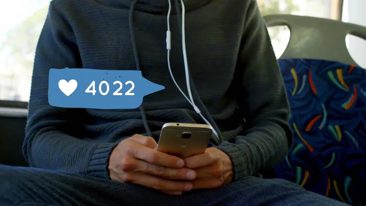 hombre con sudadera enviando mensajes de texto