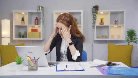 trabajadora de oficina en casa, mujer trabajando en una computadora portátil estresada.