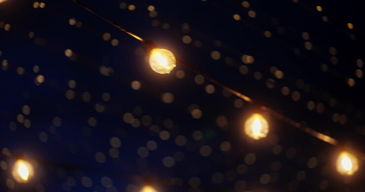 Ghirlanda di lampadine Edison luminose contro il cielo notturno scuro