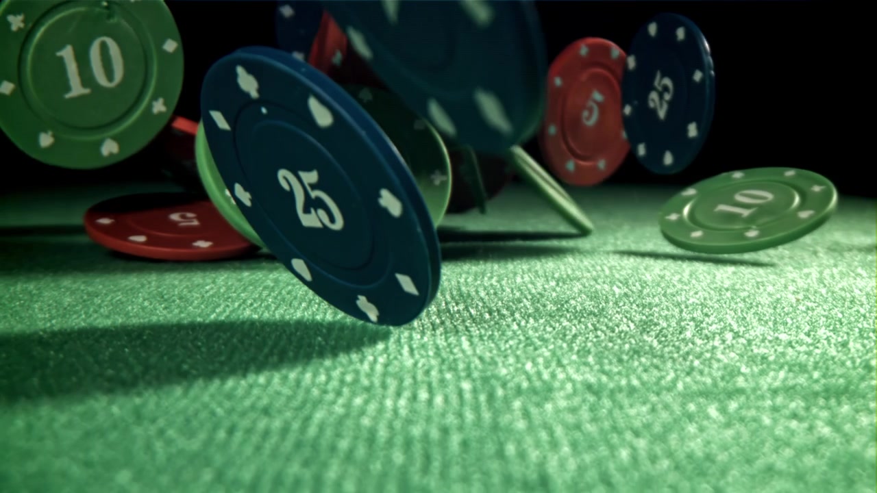 Fiches da poker che cadono al rallentatore su un tavolo da casinò verde
