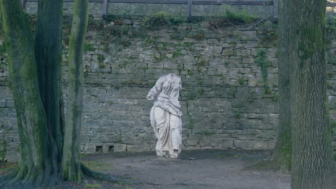 공원 중앙에 있는 목이 없는 늙은 여자 동상