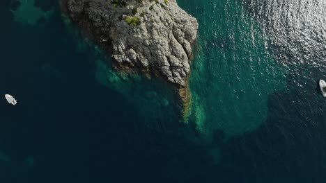 Veleros-Flotando-En-Las-Cristalinas-Aguas-Cristalinas-Cerca-De-Los-Escarpados-Acantilados-De-La-Isla-De-Kalamota-Cerca-De-Dubrovnik-En-El-Mar-Adriático,-Croacia---Disparo-De-Drones-En-órbita