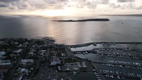 Luftsonnenuntergang-In-Punta-Del-Este,-Montevideo-Mit-Hafen-Und-Segelboot-Auf-Dem-Atlantischen-Ozean