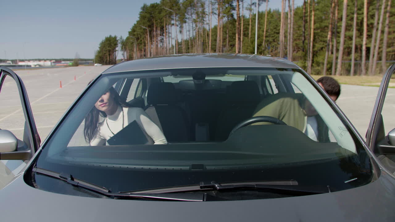 운전하는 법을 배우는 남자