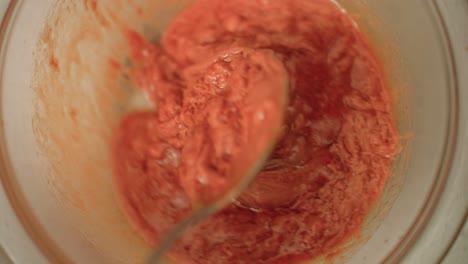 mezclando salsa de maní asiática con cuchara