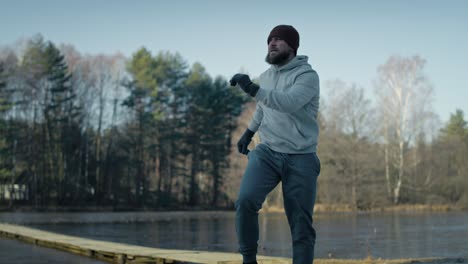 Erwachsener-Kaukasischer-Mann,-Der-Sich-Vor-Dem-Winterschwimmen-Aufwärmt.