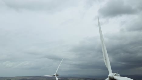 vista aérea de drones de un parque eólico y turbinas eólicas girando en el viento-5