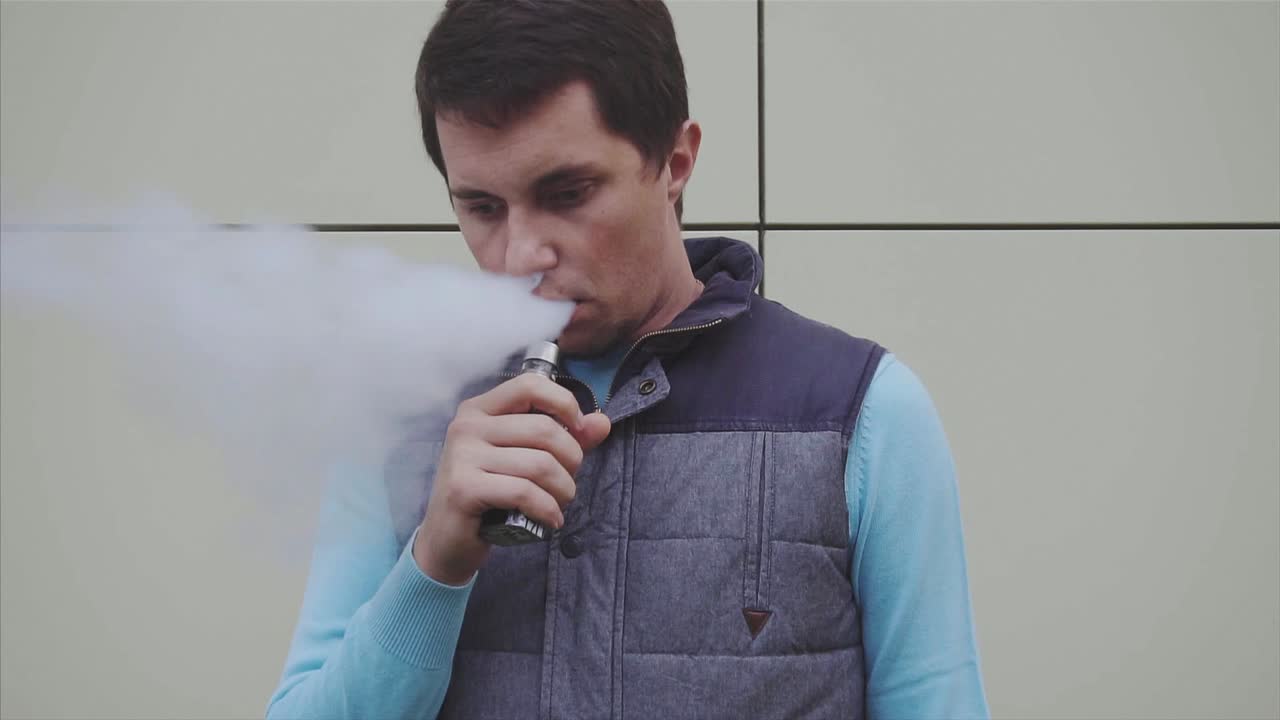 야외에서 담배를 피우는 사람