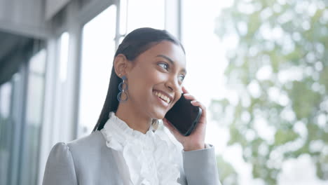 Geschäft,-Telefonanruf-Und-Frau-Mit-Einem-Lächeln