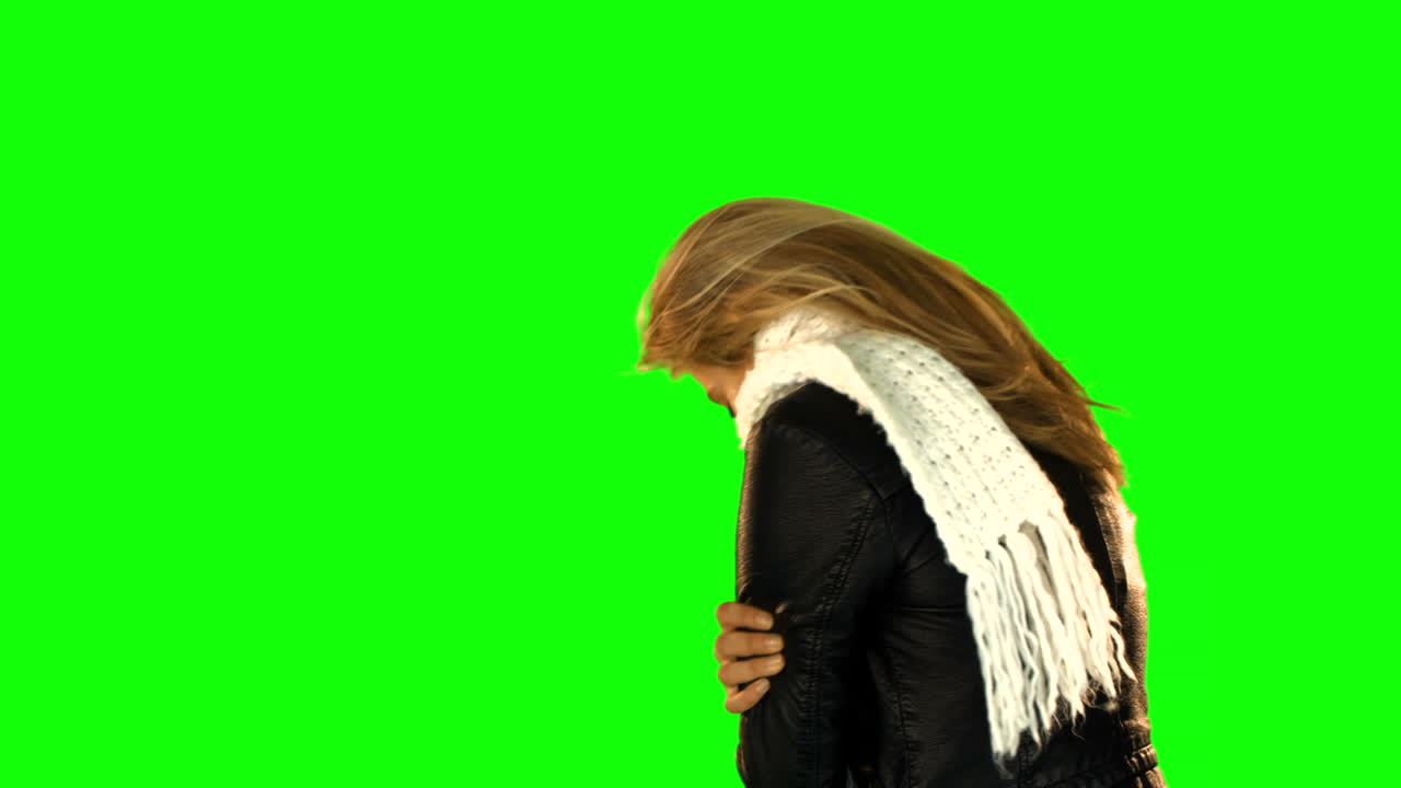 겨울 옷을 입은 떨리는 예쁜 여자