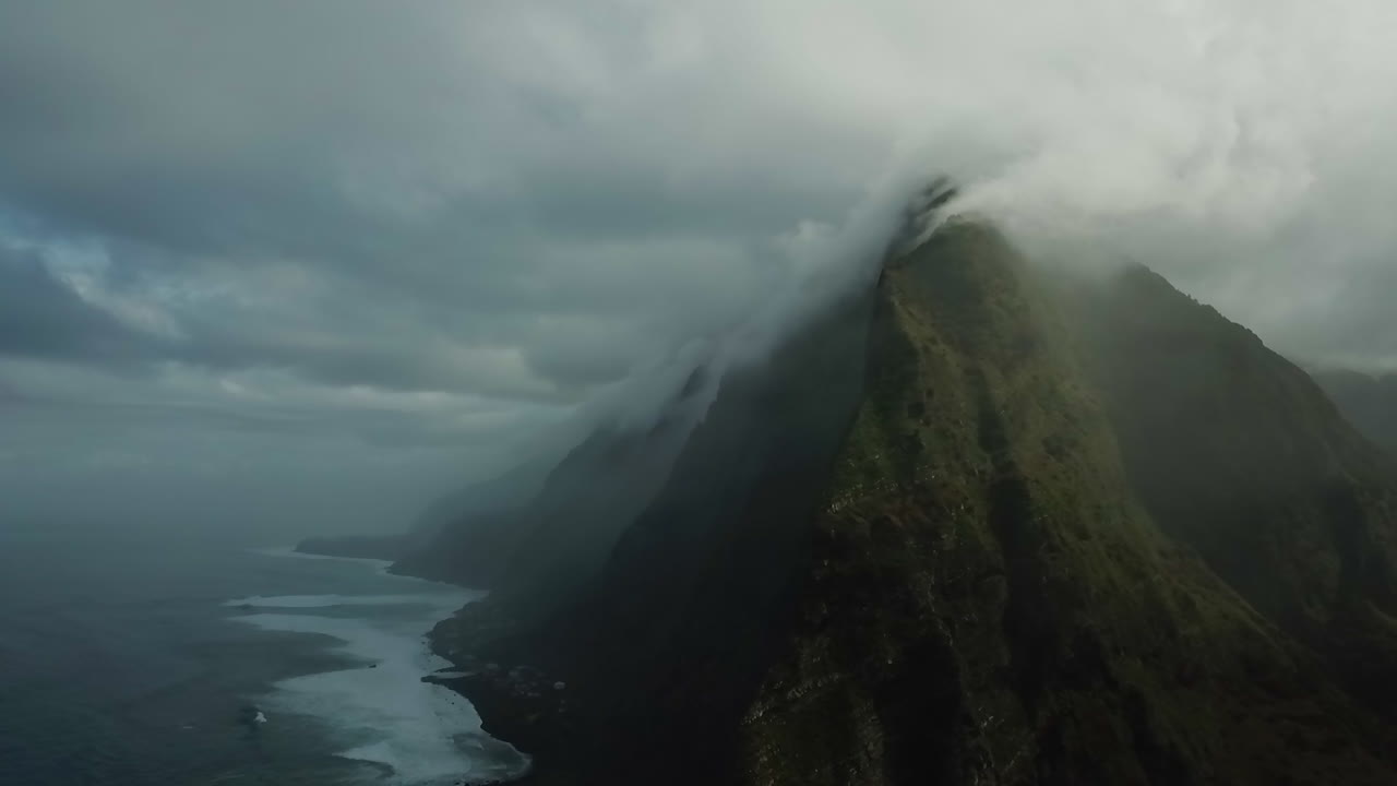 tiro de drone de una montaña en la playa en portugal