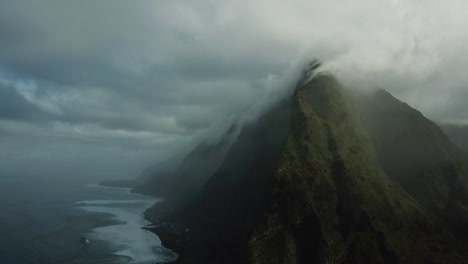 Tiro-De-Drone-De-Una-Montaña-En-La-Playa-En-Portugal