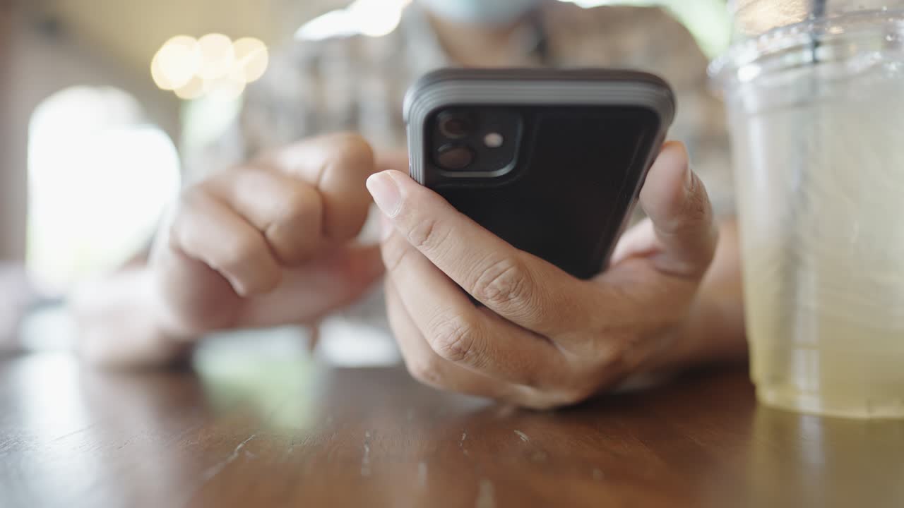 젊은 사업가가 인터넷에 연결된 스마트 폰을 통해 고객들과 비디오 컨퍼런스를 하고 있습니다.