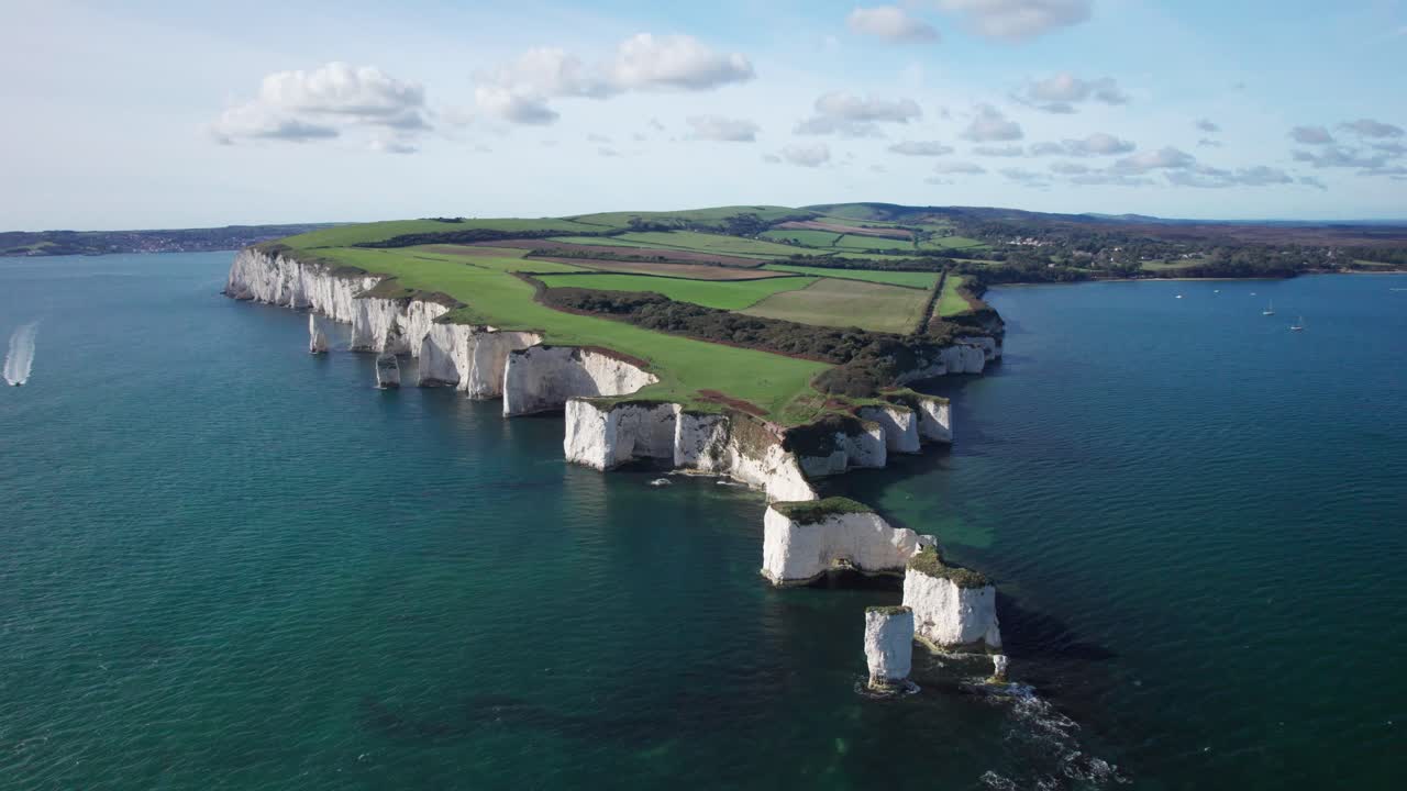 유네스코 문화유산인 올드 해리 록스 (old harry rocks) 와 영국 해안의 초록색 들판을 둘러싼 훌륭한 부드러운 드론  ⁇ 도