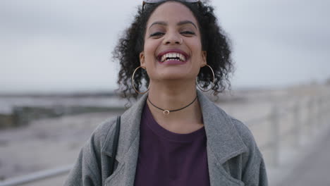 retrato de una hermosa mujer hispana riendo feliz en la playa costera