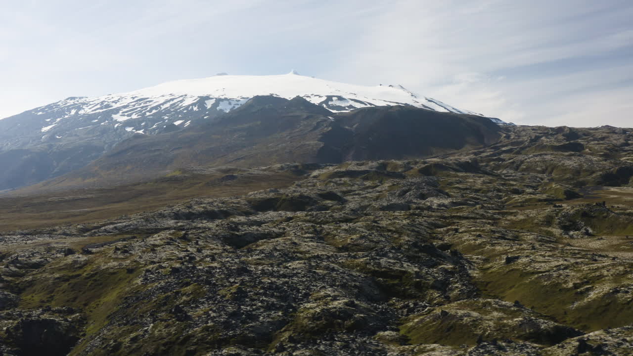terreno rocoso accidentado creado por las montañas volcánicas de islandia - antena