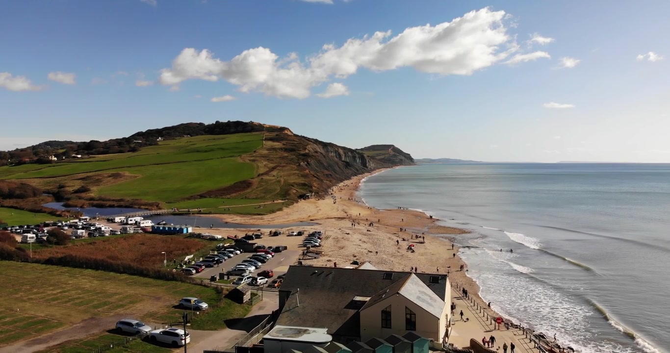 Vista aérea ascendente em direção aos penhascos em Charmouth, Dorset, Inglaterra, Reino Unido