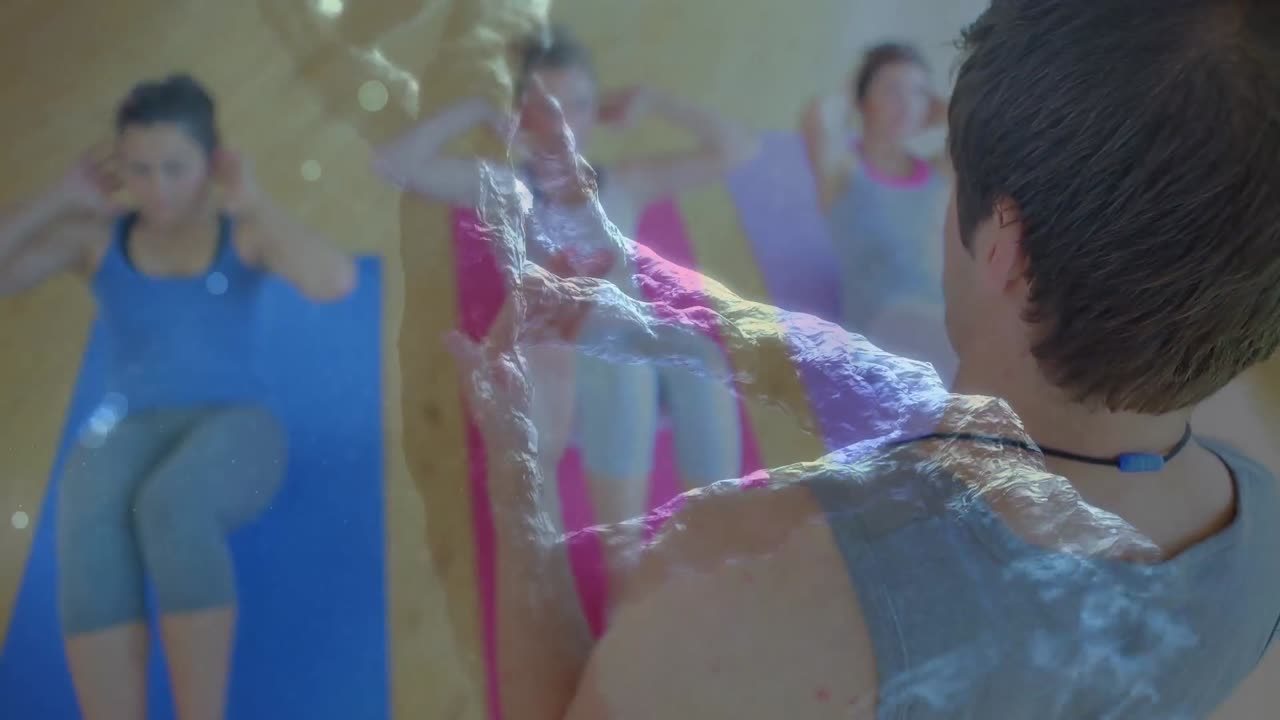 animación de adn y moléculas sobre entrenador caucásico y mujeres haciendo ejercicio