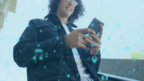 usando un teléfono inteligente, persona rodeada de redes sociales y iconos de conectividad animación