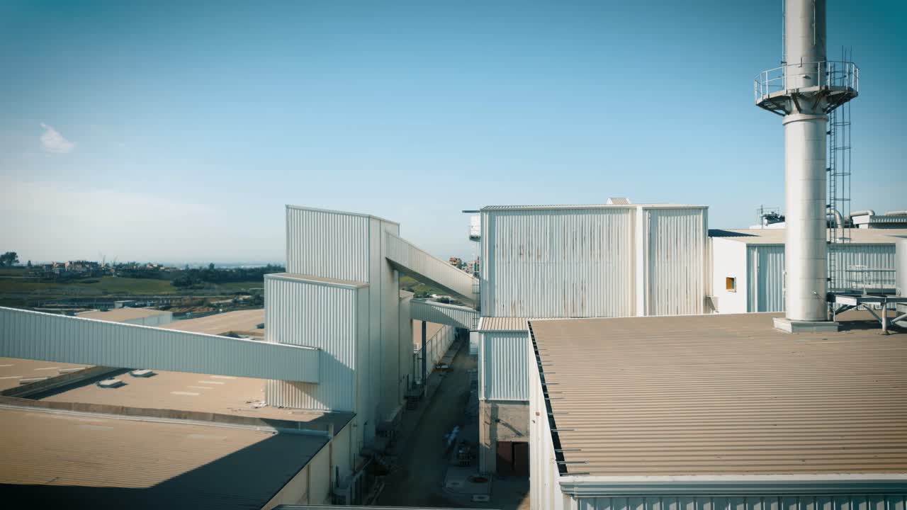 fotografía aérea de un hangar de una fábrica de producción hecho de marco metálico