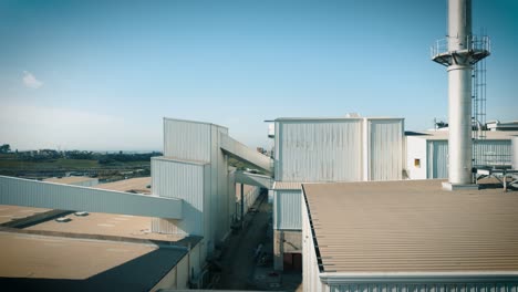 Toma-Aérea-De-Un-Hangar-De-Una-Fábrica-De-Producción-Hecho-De-Estructura-Metálica