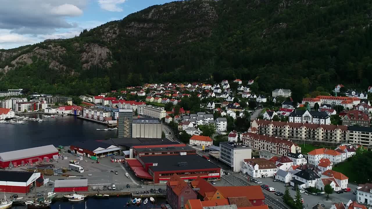 Panorerende luftopptak av kystlinje og fjell i Bergen sentrum i Norge
