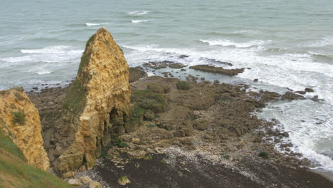 vista desde pointe du hoc , promontorio con un acantilado que domina la mancha , desembarco de normandía en el día d de la segunda guerra mundial