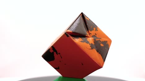 origami de tierra cúbica aislada con mapa del mundo impreso, tiro giratorio