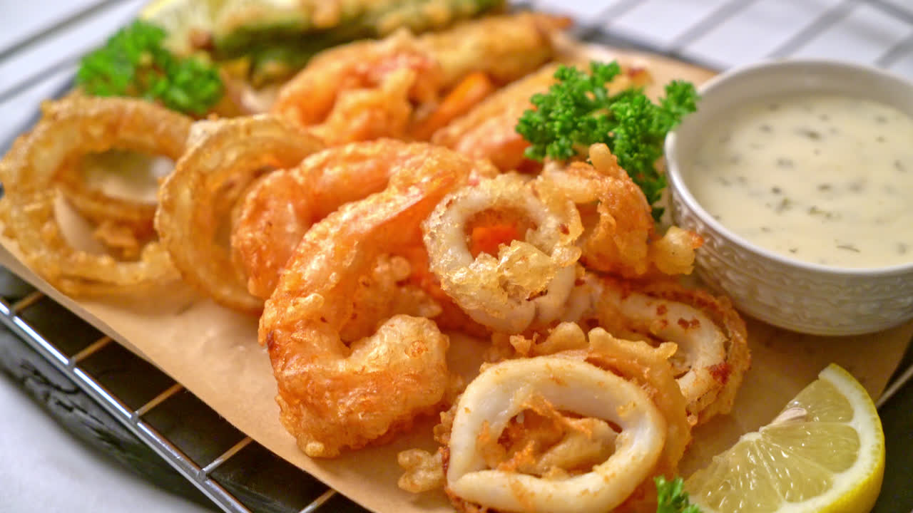 야채와 함께 튀긴 해산물 (새우와 오징어)