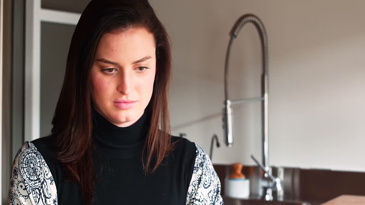 Una mujer hermosa usando una computadora portátil